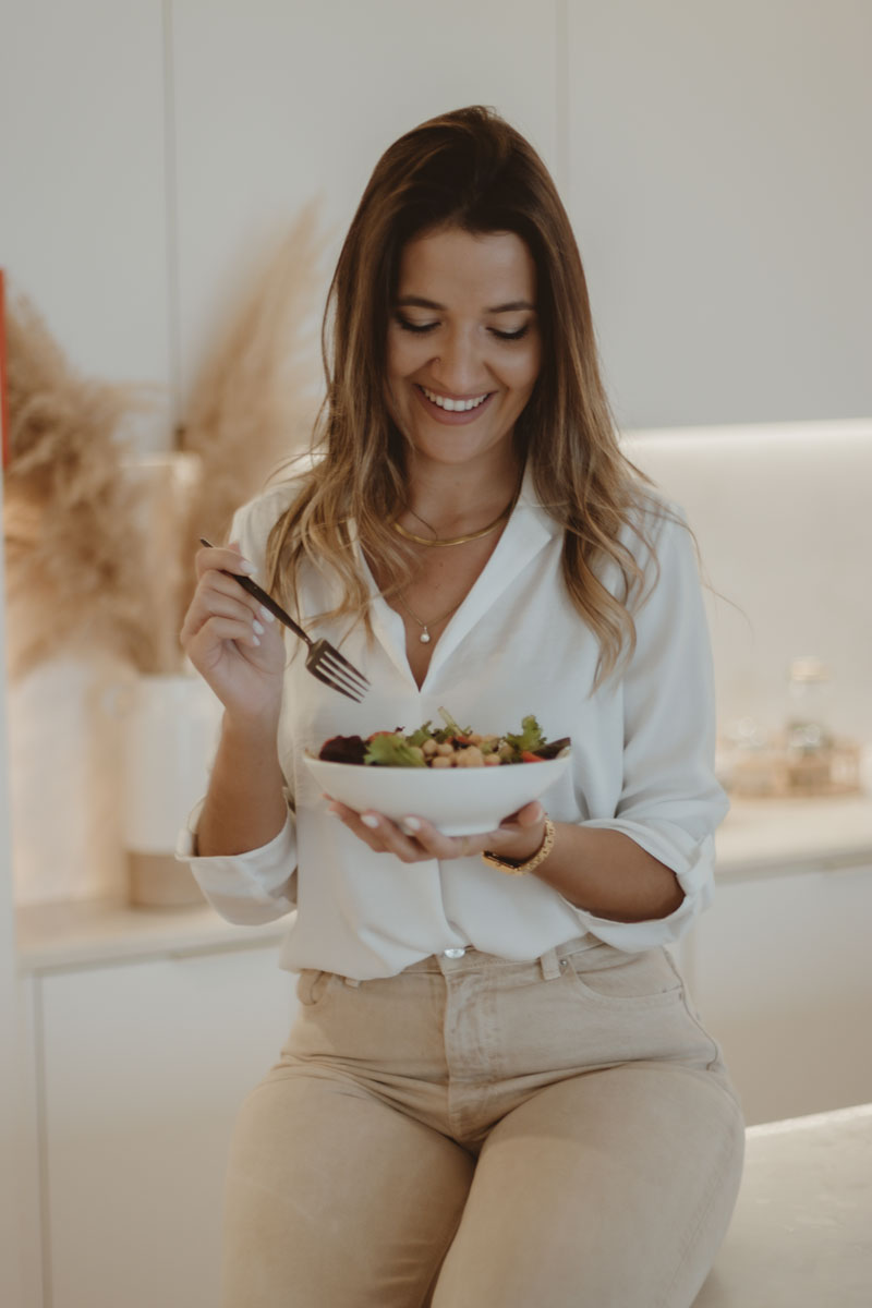 A treinadora está a olhar para a sua refeição saudável.
